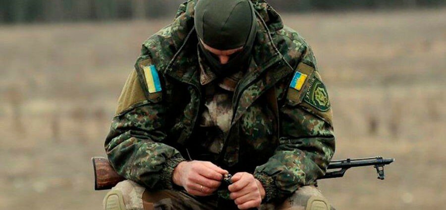 Боевое братство по-украински: солдат ВСУ бросил раненного товарища истекать кровью под больницей