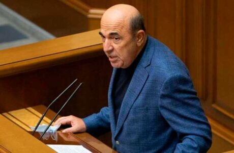 Украинское правительство призвали приостановить выплаты по внешним кредитам