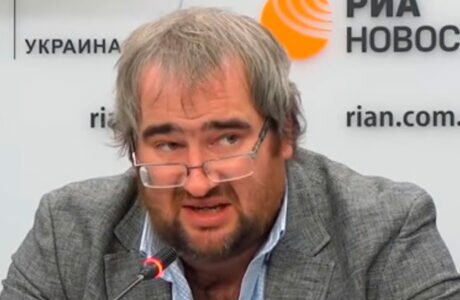 Политолог раскритиковал Зеленского за молчаливое согласие с урезанием соцвыплат