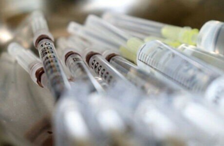 Украина превращается в полигон для испытания сомнительных вакцин