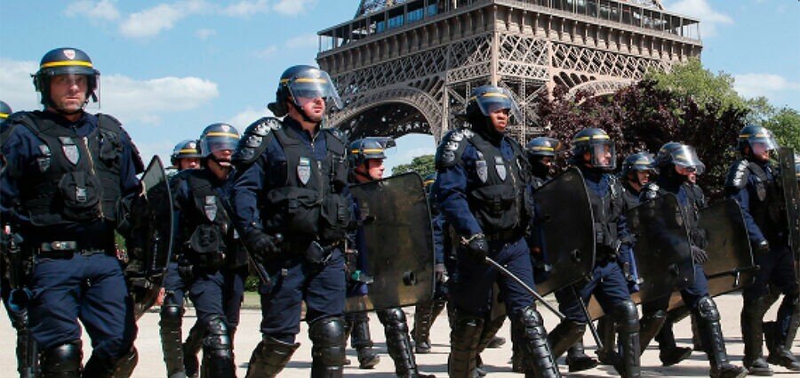 Французские полицейские вслед за военными выступили против Макрона