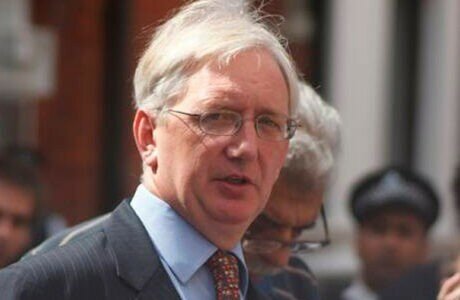 Британский экс-посол опроверг версию с «забытыми документами» по Defender