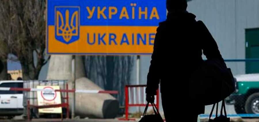 Повальное бегство украинцев из страны создало угрозу экономике